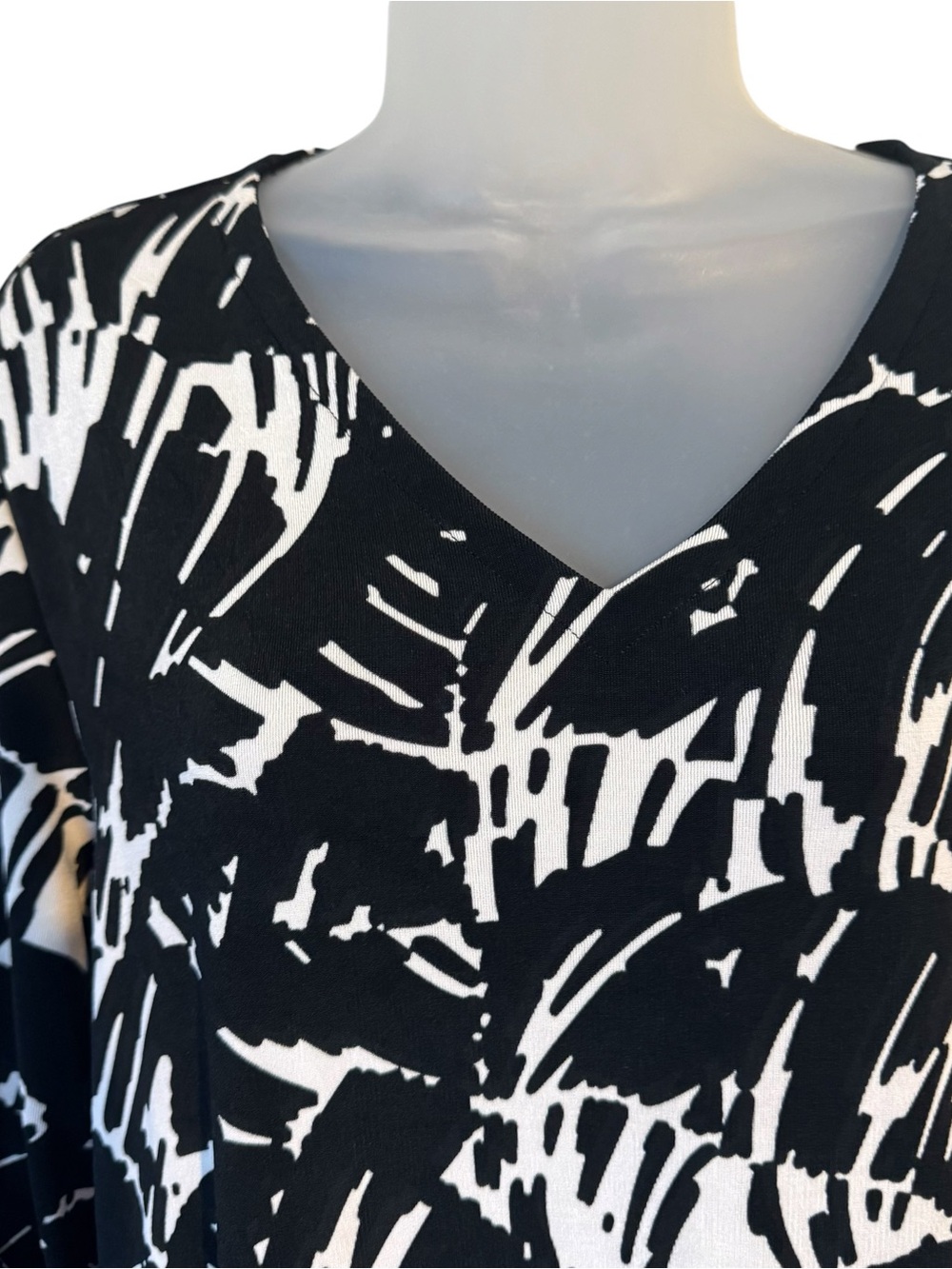 Chico's *travel Collection* Black & White V-Neck Brushstroke Top  12/14   #14 - Picture 2 of 8